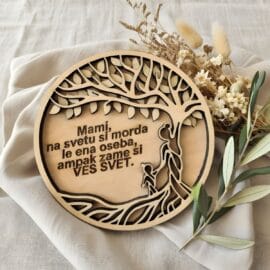 Okrasno stojalo z izrezano fotografijo in napisom »Mami, zame si cel svet«, simbolično darilo, ki izraža ljubezen in hvaležnost do mame.