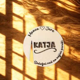 Sedežni red na poroki – lesen izrezan krog z zarezo za kozarec in gravuro imen svata ter mladoporočencev