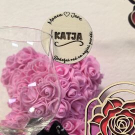 Personaliziran lesen sedežni red za kozarec vina z imenom svata in poročnim napisom