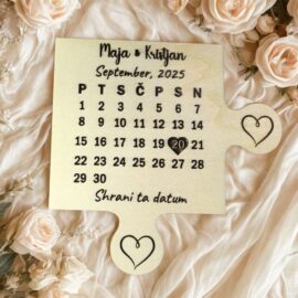 Poročno vabilo iz lesa v obliki puzzle z graviranim srcem okoli datuma in osebnim napisom