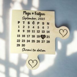 Leseno vabilo na poroko v obliki puzzle z imeni mladoporočencev, graviranim mesečnim koledarjem in napisom 'Shrani ta datum