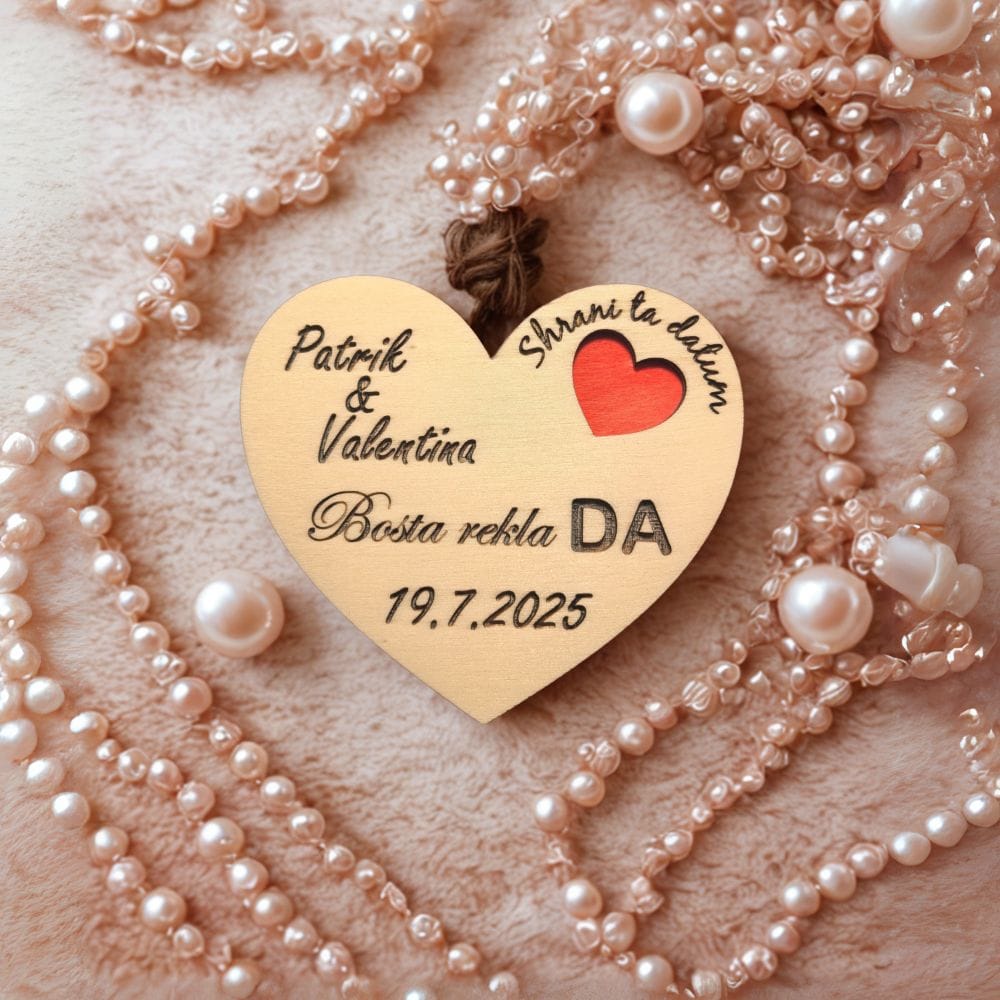 Leseno vabilo na poroko v obliki magnetka za na hladilnik z imeni mladoporočencev, napisom 'Bosta rekla da' in datumom poroke