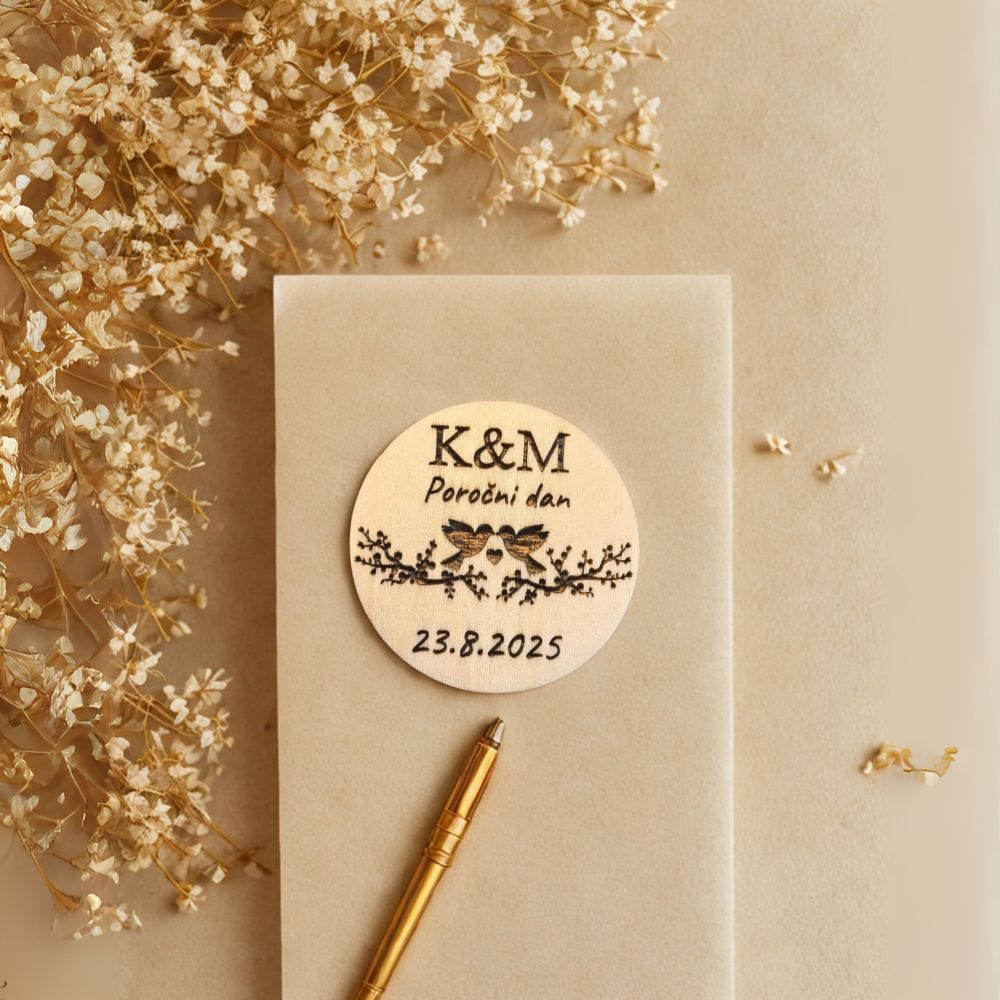 Poročni naprsnik z motivom dveh ptičkov, začetnicama imen para, napisom 'Poročni dan' in datumom poroke