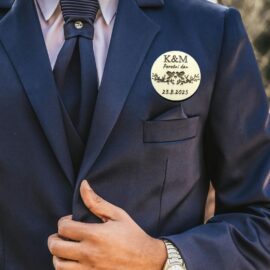 Elegantni poročni naprsnik z dvema ptičkoma in personalizacijo – začetnici in datum poroke