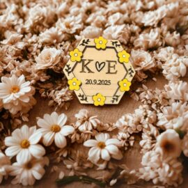 Poročni naprsni šopek z začetnicama imen mladoporočencev in datumom poroke