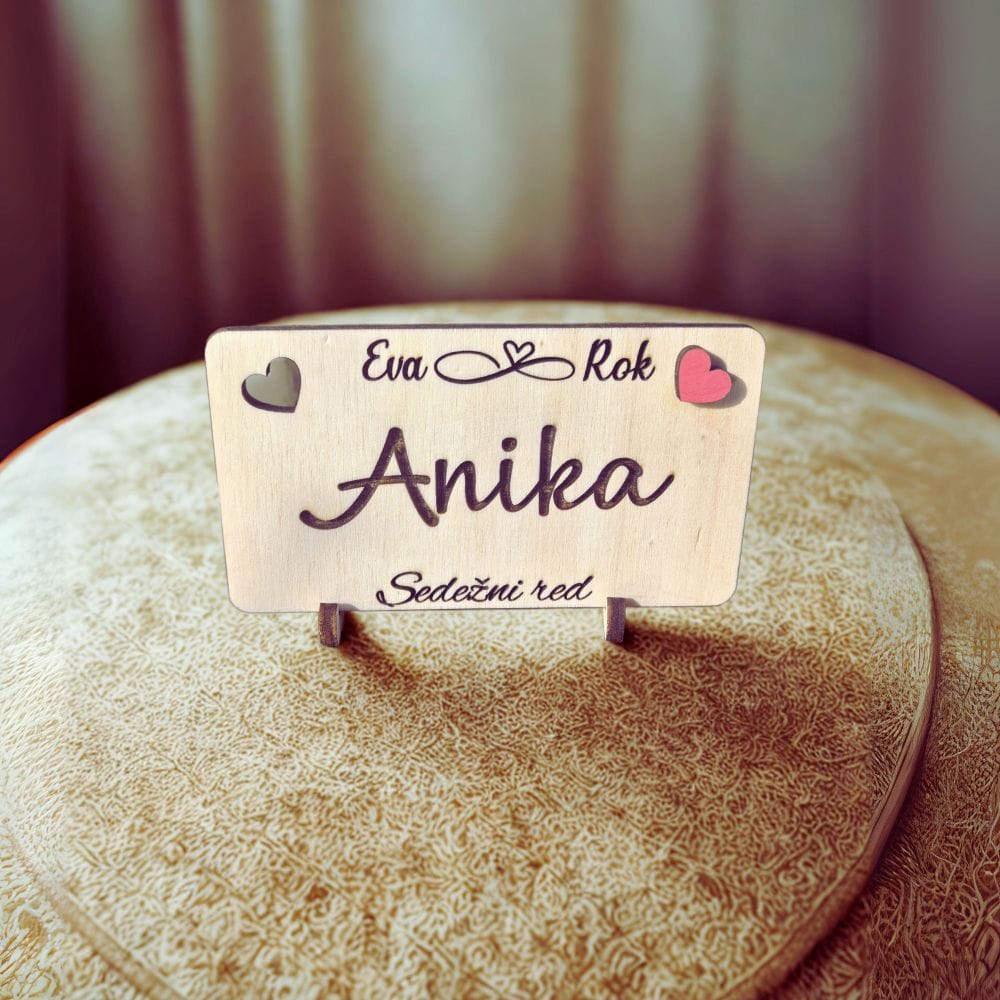 Personaliziran lesen označevalec za poročno mizo – eleganten dodatak za dekoracijo