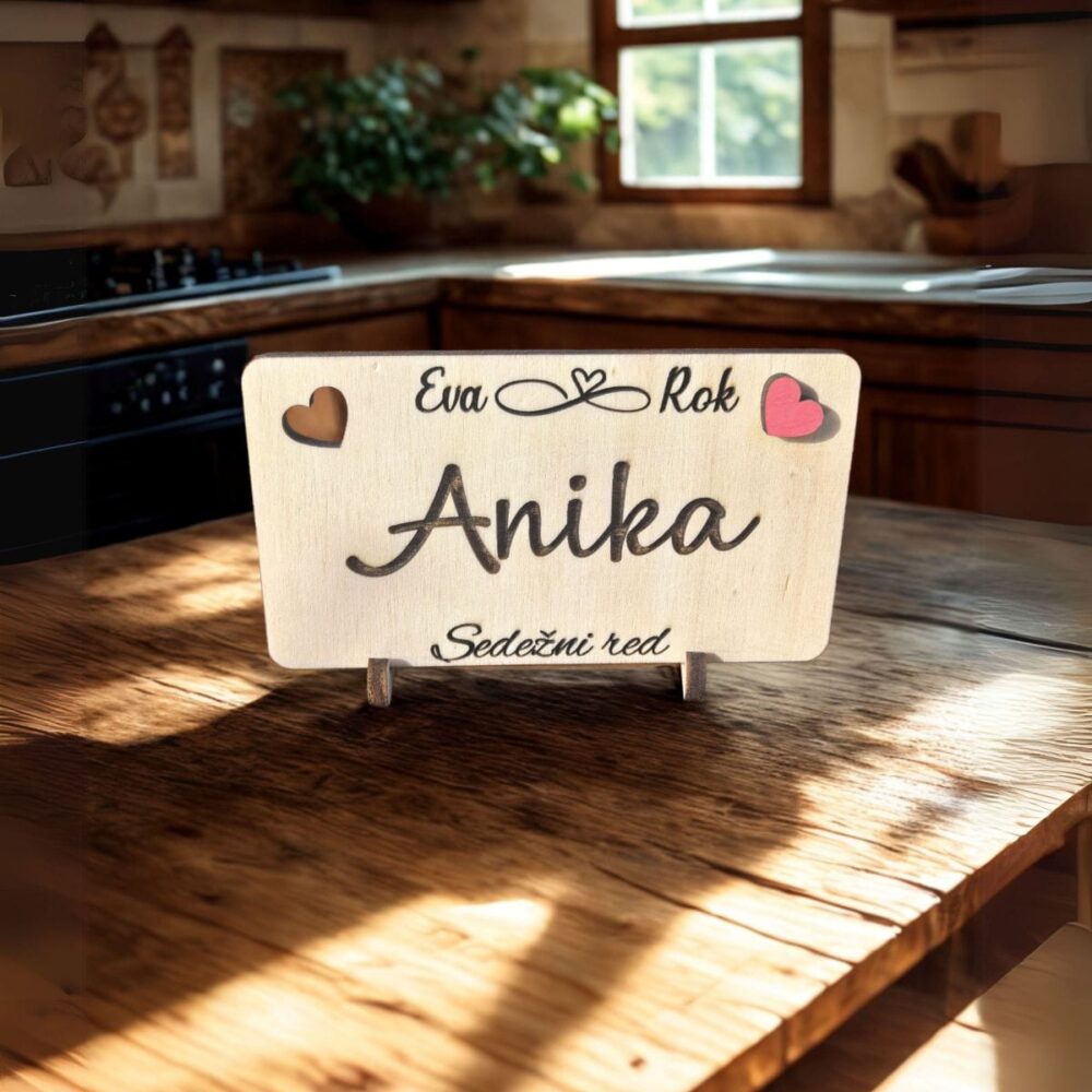 Označevalec mize iz naravnega lesa z gravuro – sedežni red za poroko