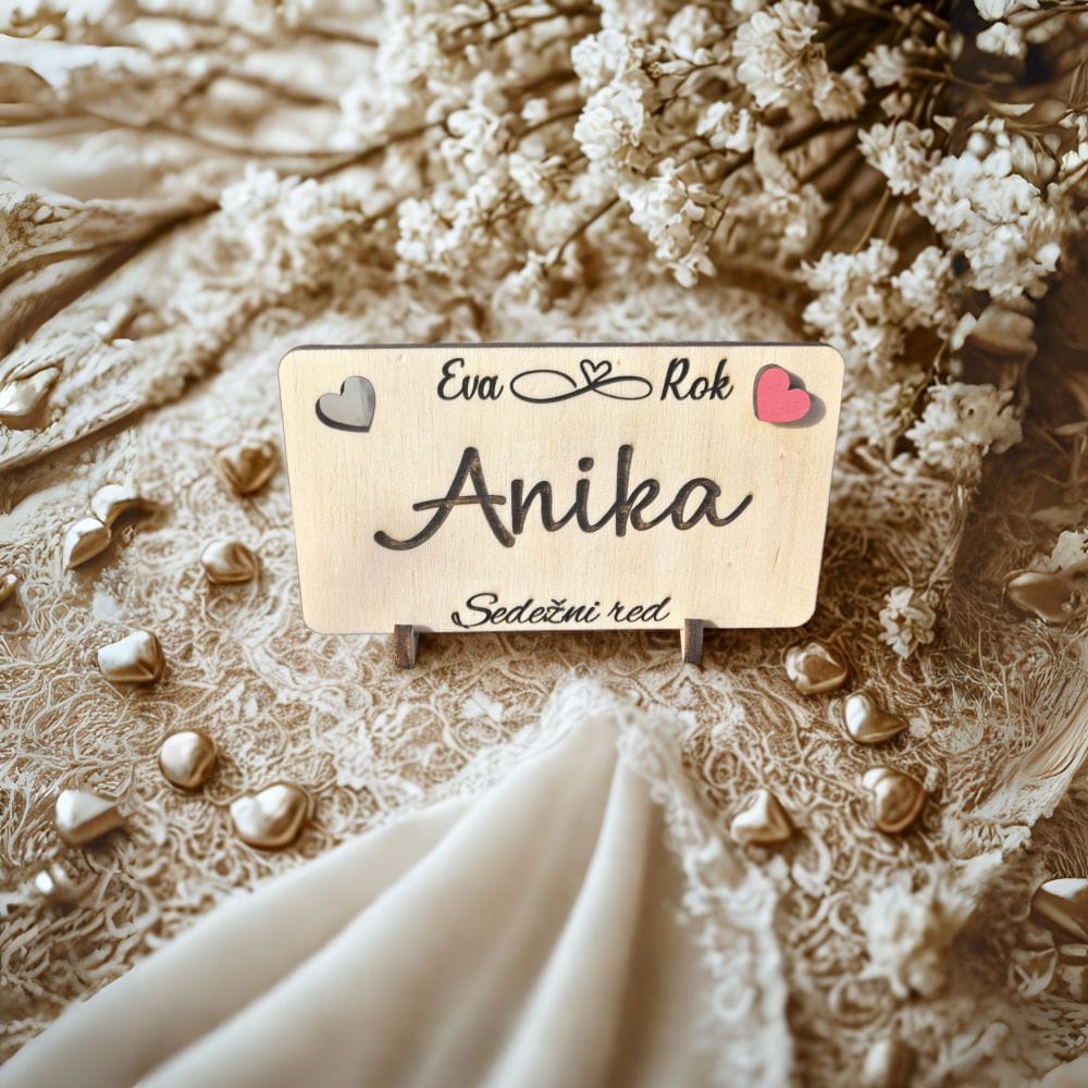 Rustikalni lesen napis za poročno mizo – graviran označevalec za sedežni red