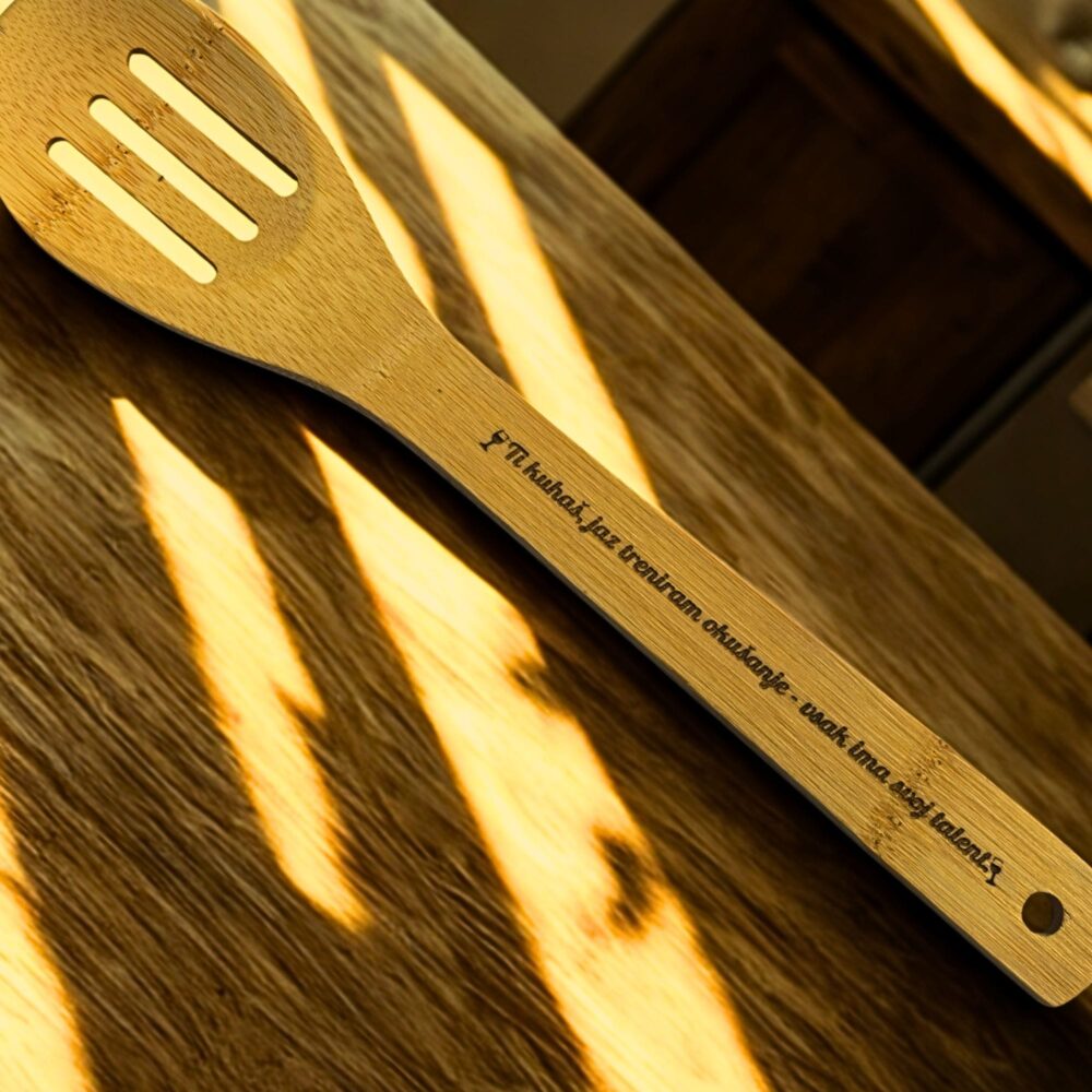 Kuhalnica z zabavno gravuro – izvirno darilo za kuharja ali kuharico