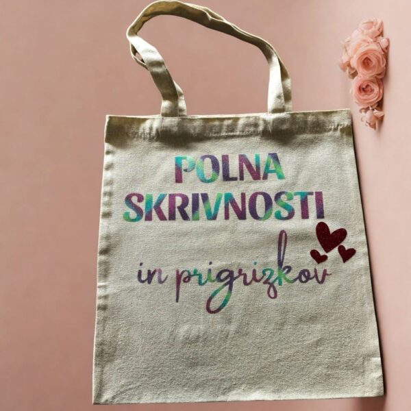 Platnena torba s potiskom Polna skrivnosti in prigrizkov ter motivom srčkov