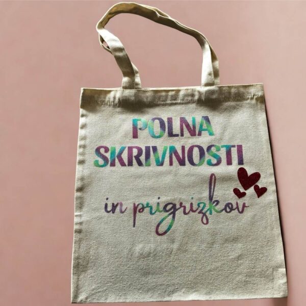 torba z barvitim napisom – zabavna in trajnostna izbira za vsak dan