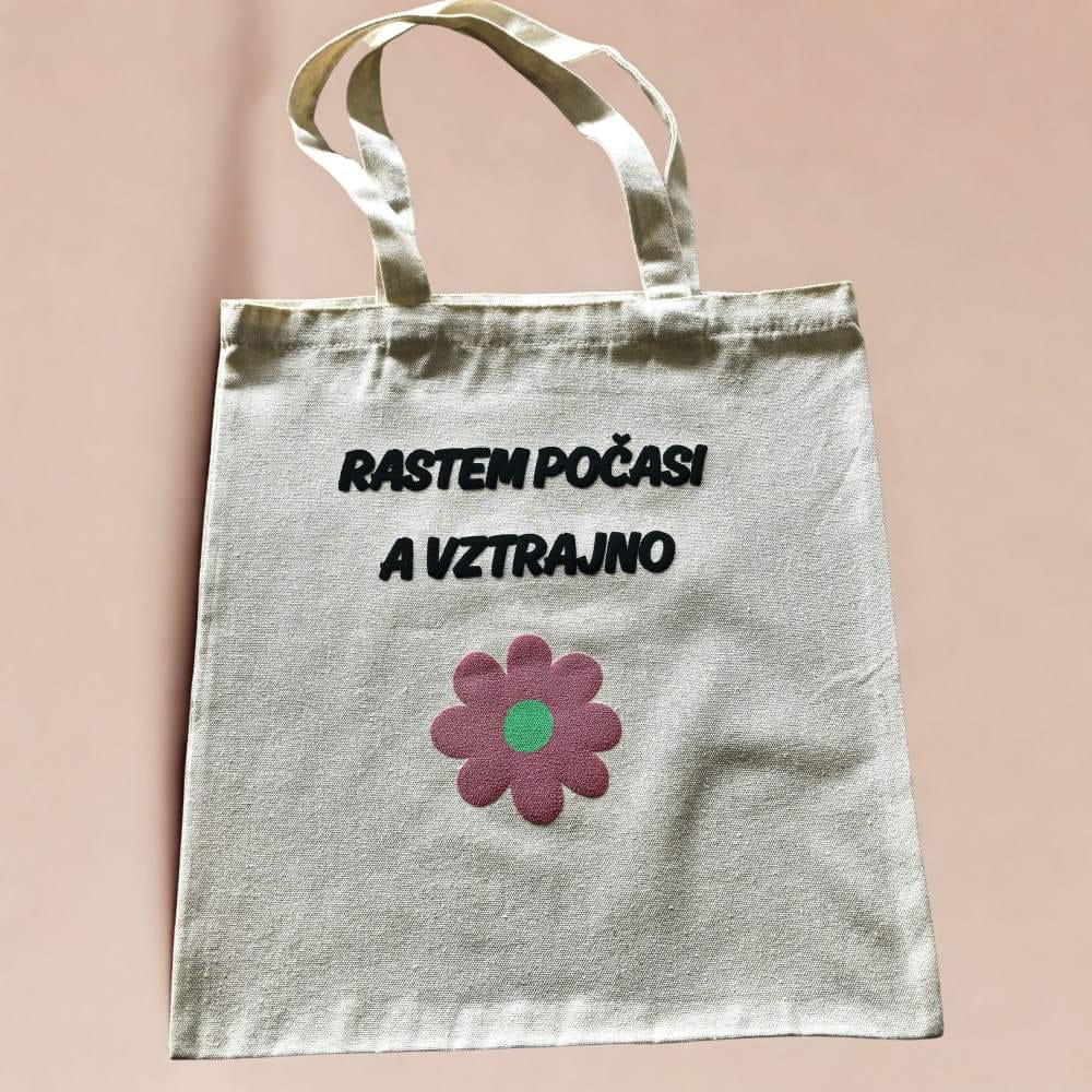 Platnena torba s potiskom Rastem počasi a vztrajno in cvetličnim motivom
