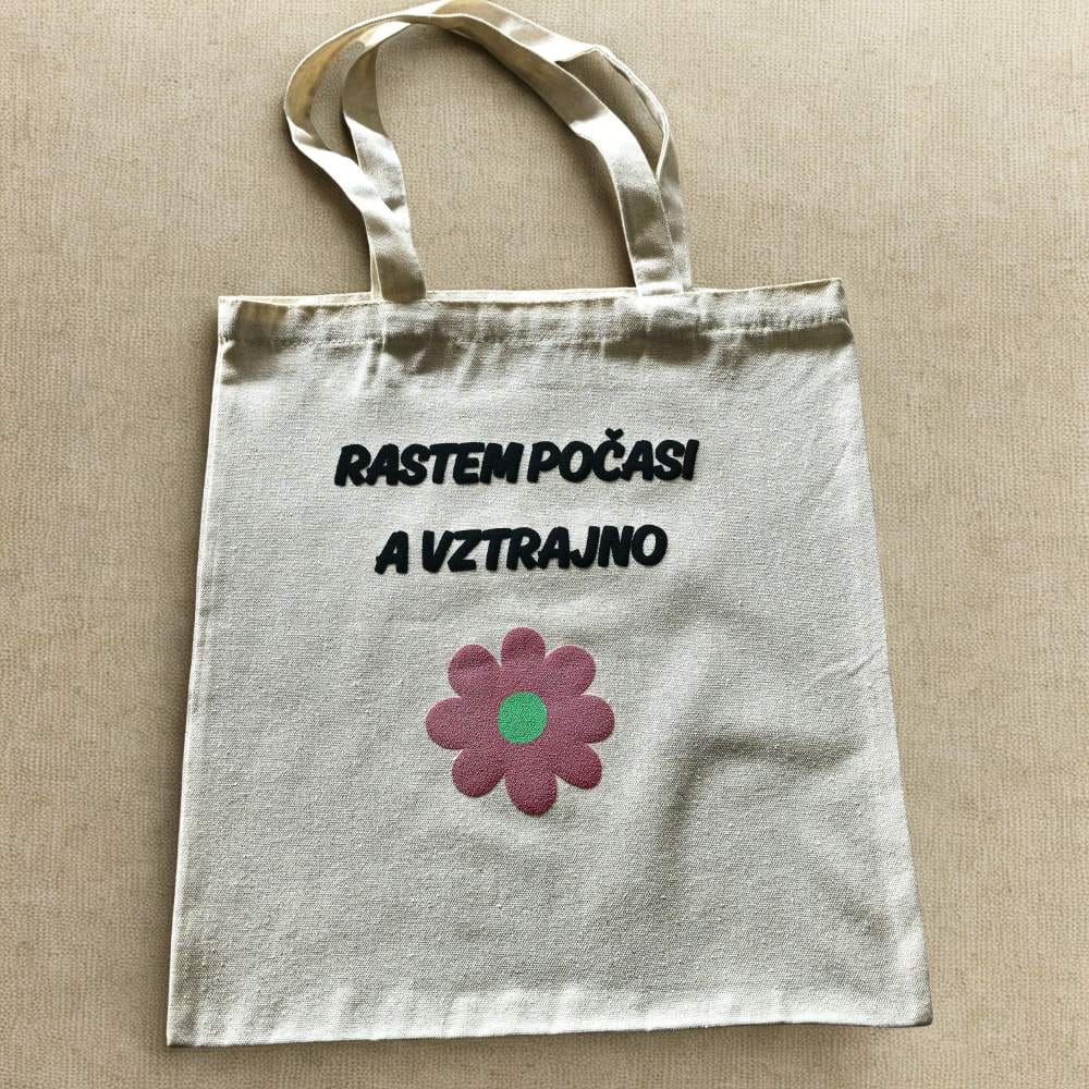 torba z motivacijskim napisom in cvetom – trajnostna izbira za vsak dan