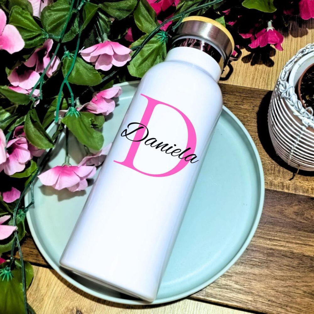 Personalizirana termo steklenička 500 ml z monogramom in gravuro na bambusovem pokrovčku.