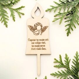 Lesena sveča z gravuro in motivom angela.