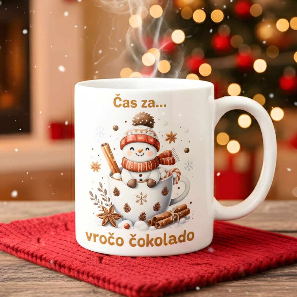 Keramična skodelica z motivom snežaka, ki se topi v vroči čokoladi. Na skodelici je napis: Čas za vročo čokolado. Popolno darilo za ljubitelje tople čokolade.