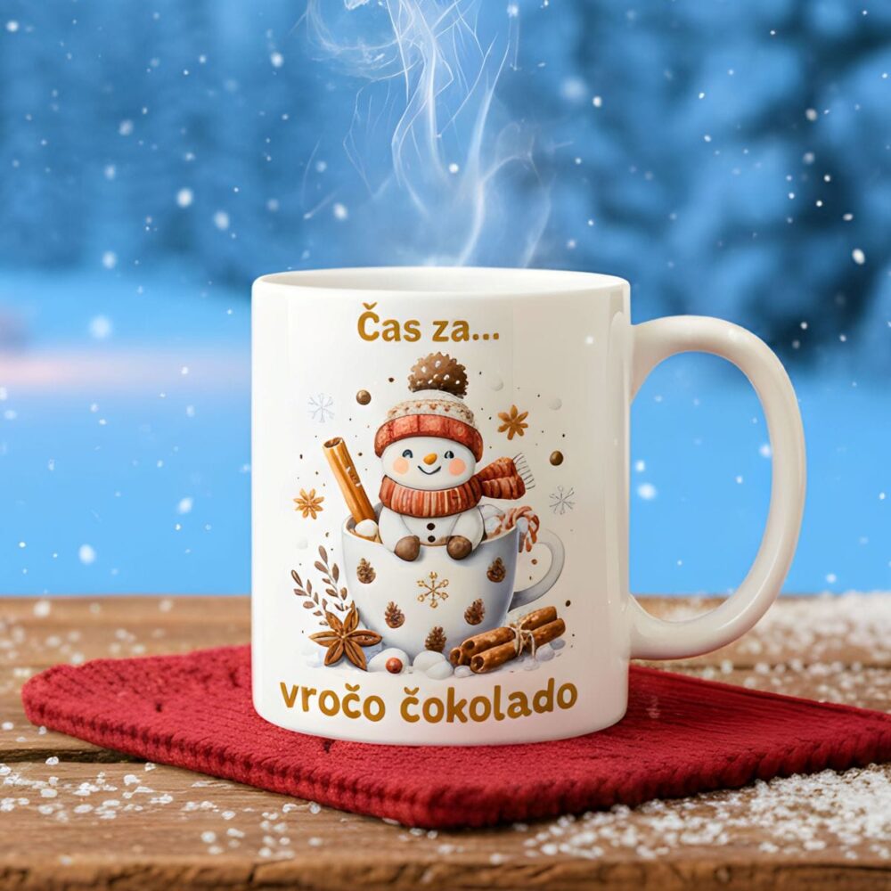 Skodelica s smešnim zimskim motivom snežaka, ki se topi. Idealen opis za skodelico: "Čas za vročo čokolado". Zimska skodelica za popolno udobje.