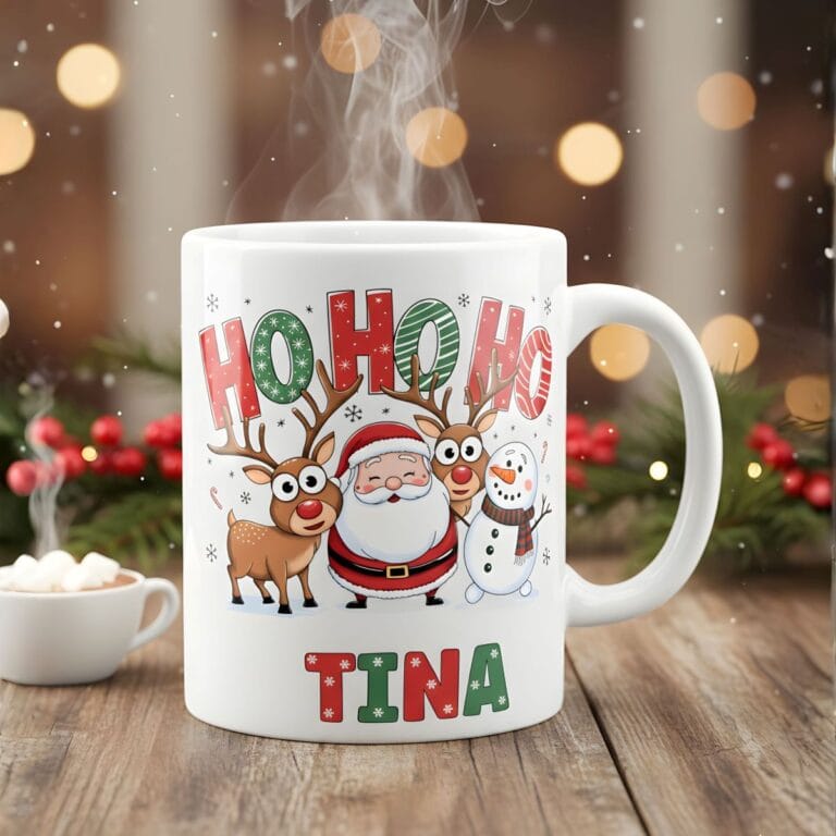 Božična keramična skodelica HoHoHo z motivom Božička in jelenčkov, personalizirana z imenom, 330 ml.