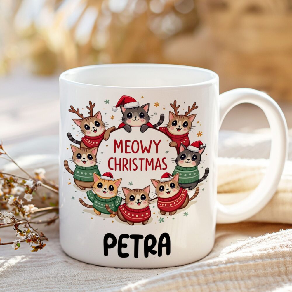 Božično darilo Meowy Christmas skodelica. Keramična skodelica z motivom veselih mačk in prazničnim napisom.