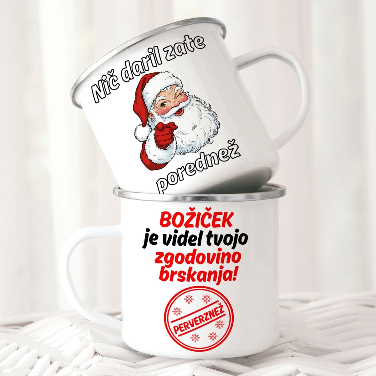 Emajlirana božična skodelica s kovinskim robom in napisom “Nič daril zate, porednež” – smešno darilo z motivom Božička