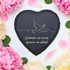 Spominski kamen v obliki srca z gravuro "Ljubezen ne mine, spomin ne zbledi" in motivom goloba.