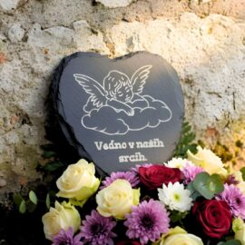 Eleganten spominski kamen iz granita v obliki srca. Motiv angela za trajen spomin in izraz ljubezni.