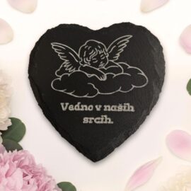 Vremensko odporen spominski kamen za grobove. Kamen z napisom "Vedno v naših srcih" je trajen opomnik ljubezni.