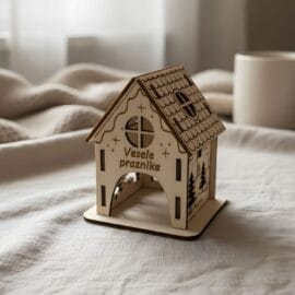 Ročno izdelana božična lesena hiška – zimska idila, ki prinaša toplino, svetlobo in praznični čar v vsak prostor.