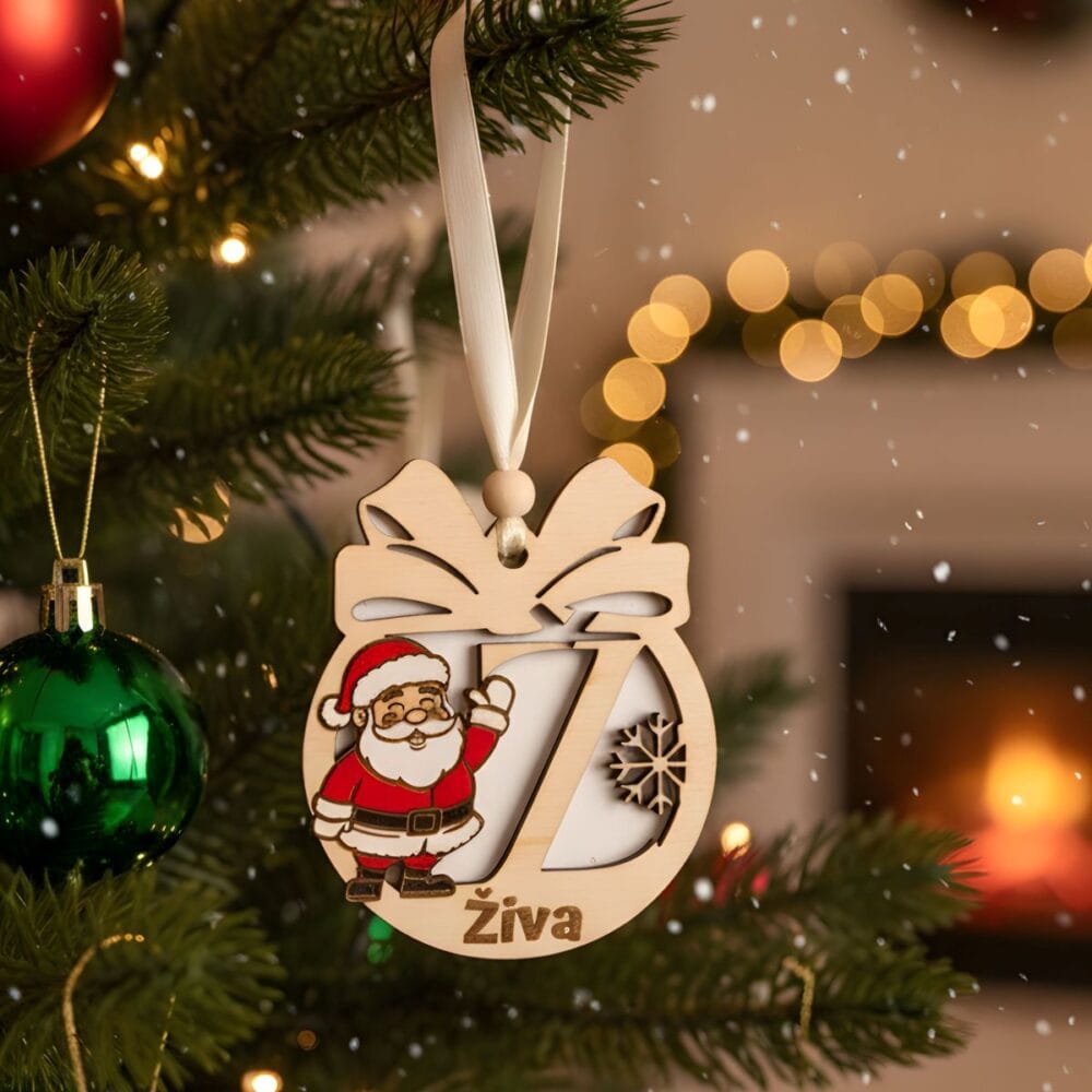 Leseni personaliziran božični okrasek Božiček in ime Živa, obešen na božični jelki.