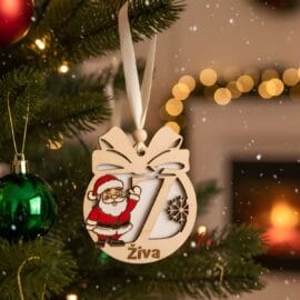 Leseni personaliziran božični okrasek Božiček in ime Živa, obešen na božični jelki.