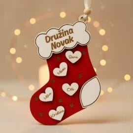 Personaliziran božični okrasek v obliki nogavice z imeni družinskih članov in priimkom družine