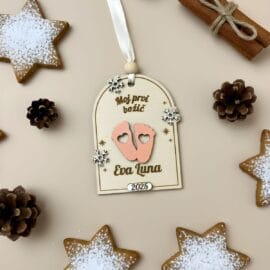 Unikaten božični okrasek za dojenčkov prvi božič z možnostjo izbire barve stopal