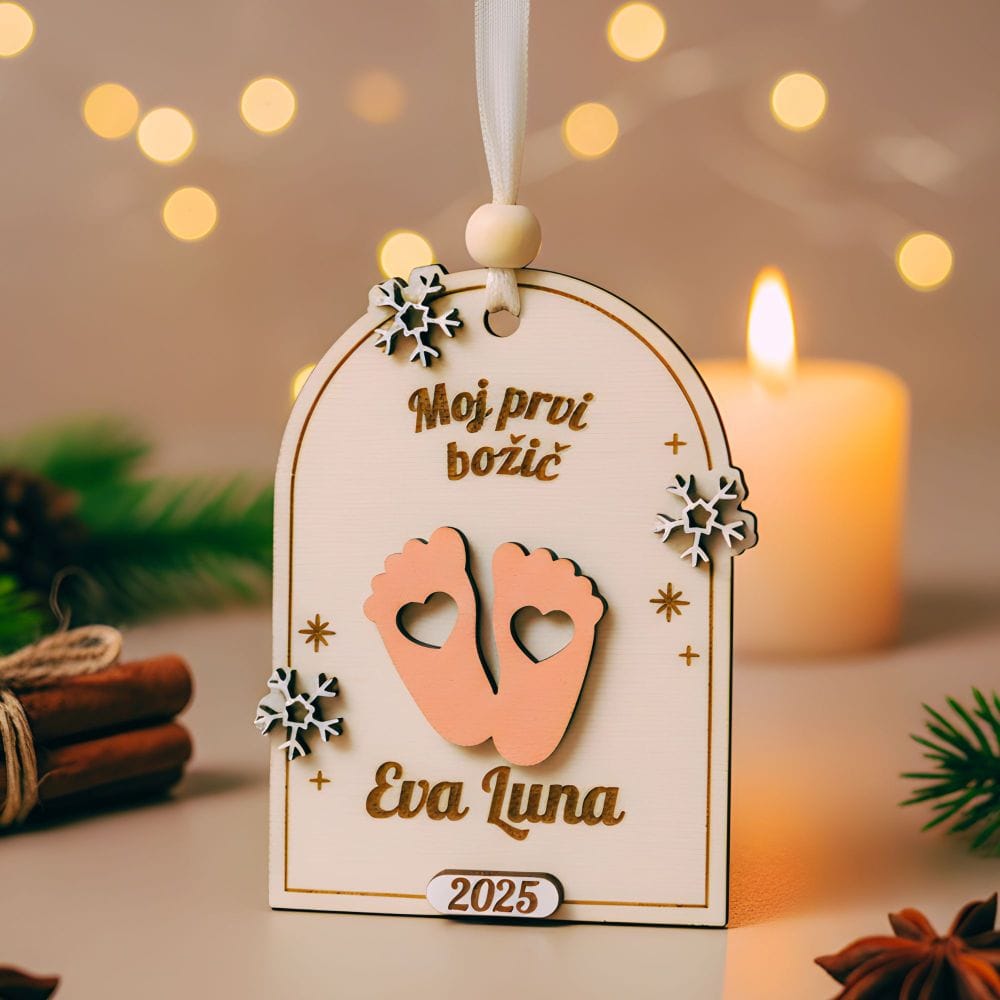 Božični okrasek iz lesa z dojenčkovimi stopali in napisom Moj prvi božič