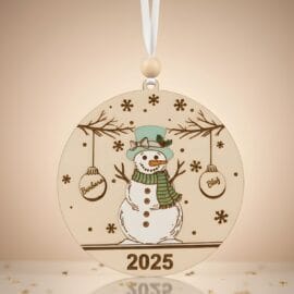 🏷️ "Personalizirani božični okrasek s snežakom in imeni iz lesa – unikatna praznična dekoracija za družino"