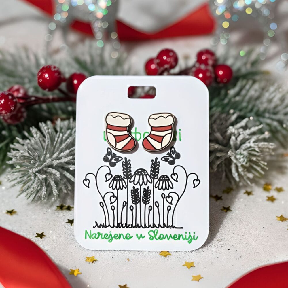 nikatni božični uhani iz topolovega lesa, motiv božične nogavice