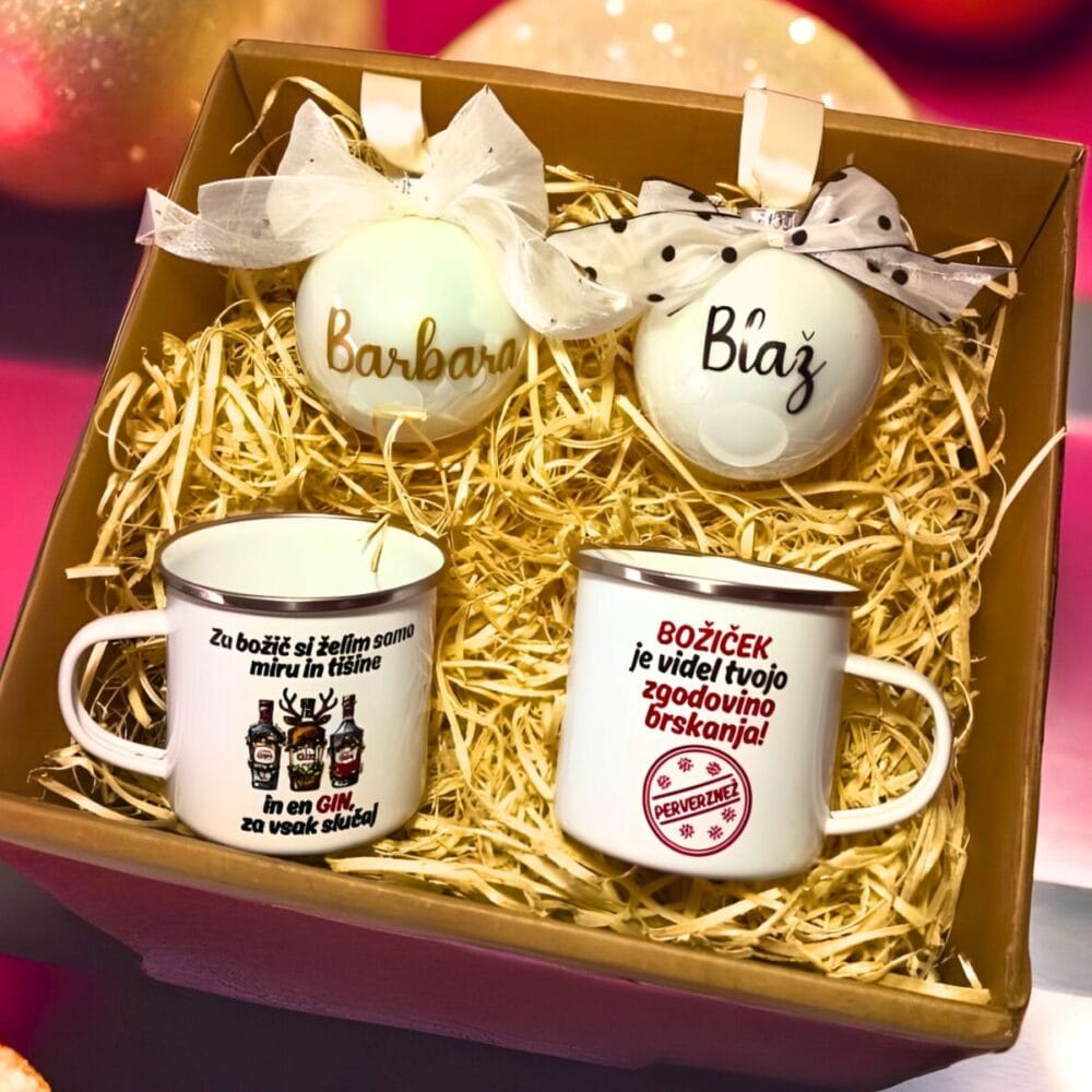 Personalizirani božični darilni paket za par z 2 emajliranima lončkoma (Gin in Perverznež) in 2 belima okraskoma z imenoma Barbara in Blaž.