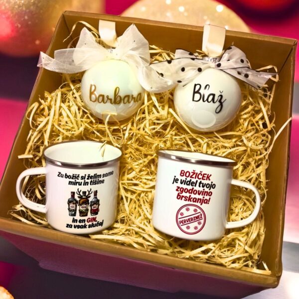 Personalizirani božični darilni paket za par z 2 emajliranima lončkoma (Gin in Perverznež) in 2 belima okraskoma z imenoma Barbara in Blaž.