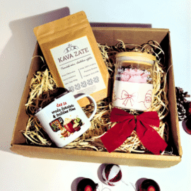 Božični darilni paket "Zimsko dobje in čas za božične Filmi" s skodelico "Čas za vročo čokolado & božične filme", kavo Kava Zate in praznično svečo.