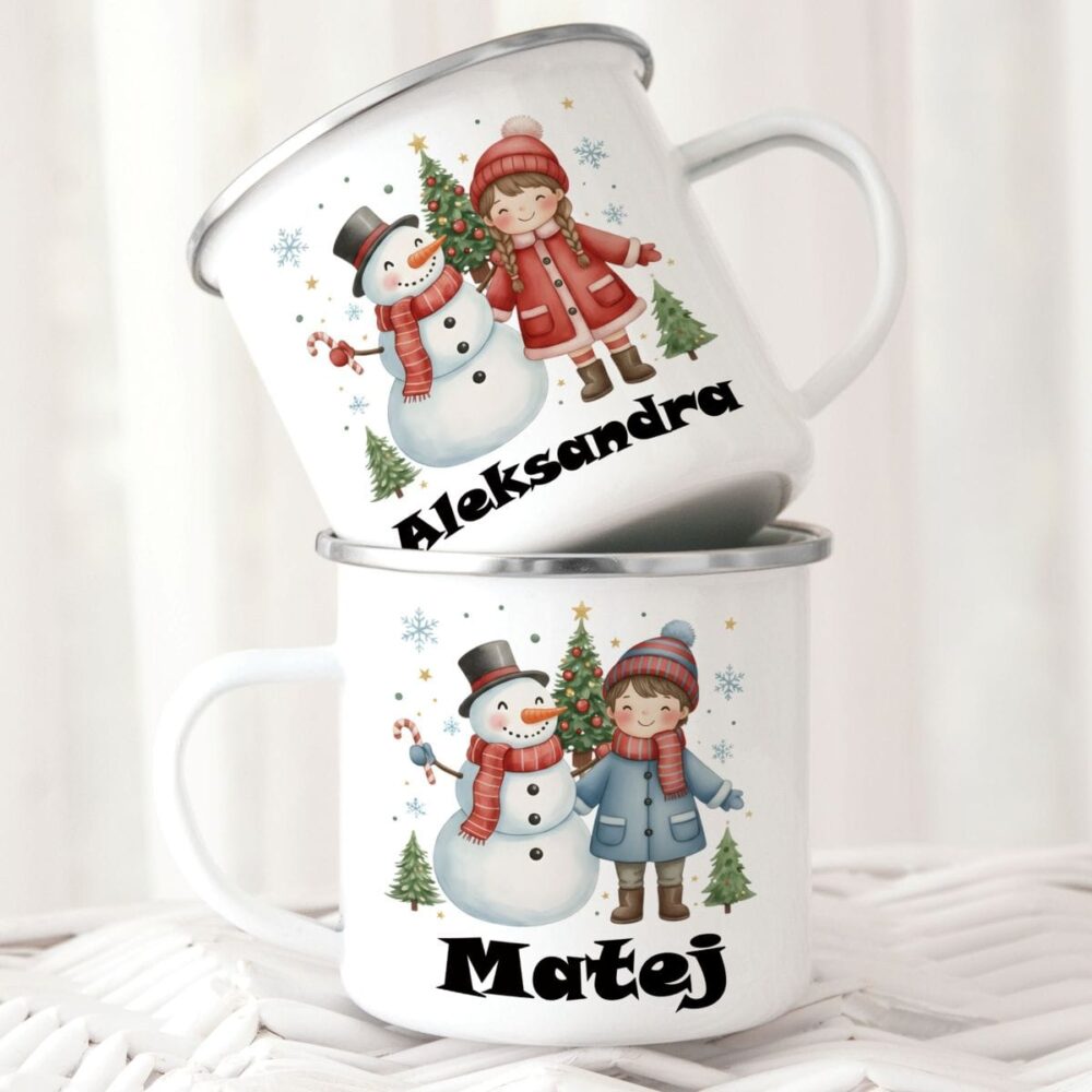 Emajlirana skodelica z zimskim motivom dečka ali deklice in snežaka ob božični dekoraciji – popolna za praznične napitke.