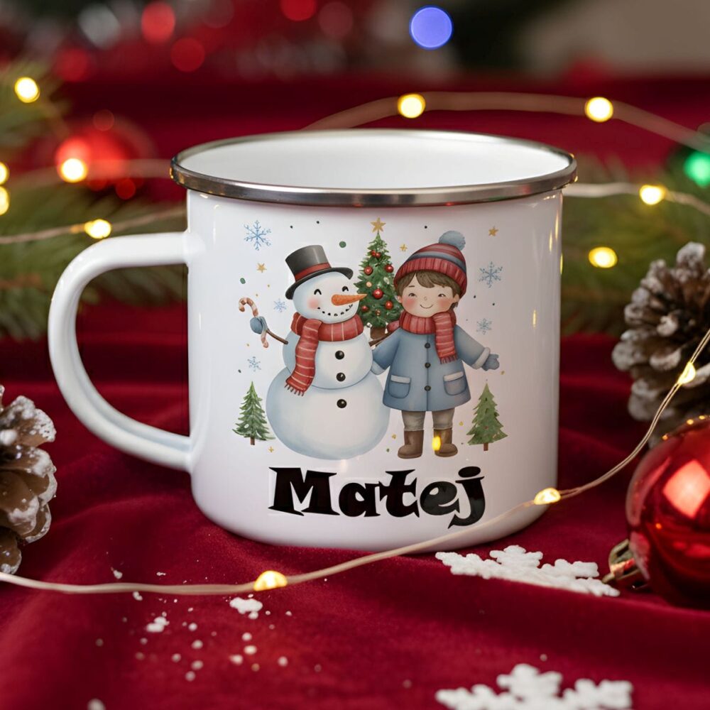 Detajl emajlirane skodelice s prikupnim snežakom in otroškim likom – personalizirano ime pod motivom dodaja poseben čar.