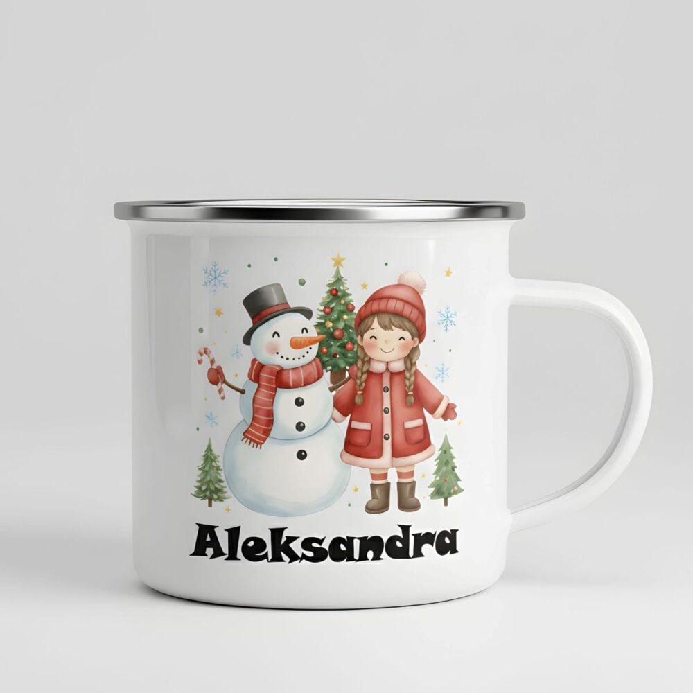Personalizirana emajlirana skodelica Zimska pravljica z motivom snežaka in dečka ali deklice – popolno božično darilo z imenom.