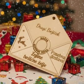 Božična kuverta iz kakovostnega lesa z napisom »Pismo Božičku« – praznična tradicija za družine.
