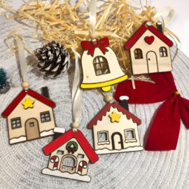 Set petih ročno barvanih lesenih božičnih hišk, idealnih za okrasitev smrekice