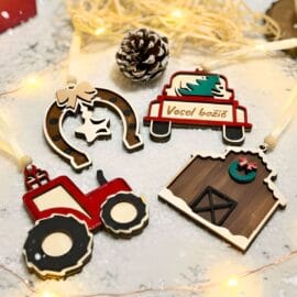 Set štirih ročno barvanih lesenih božičnih okraskov z motivi kmetije