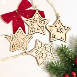 Leseni okraski zvezde z vrvico in bunkico za obešanje na drevo