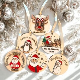 Leseni božični okraski z motivi Božičkov in jelenčka, viseči na praznični jelki.