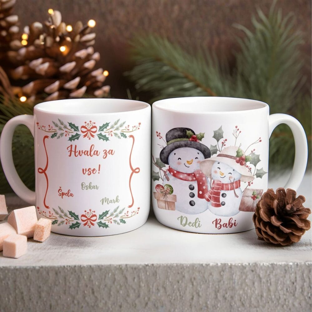 Božično darilo za stara starša: 2 personalizirani keramični skodelici z motivom snežakov (Dedi Babi) in zahvalo "Hvala za vse" z imeni vnukov (Špela, Oskar, Mark).