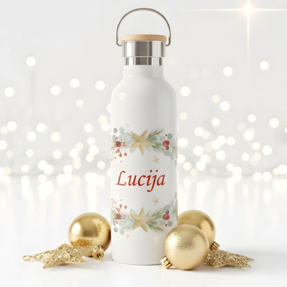 Elegantna božična termo steklenička z imenom po meri in motivom božičnih vejic – popolno personalizirano darilo za praznike.