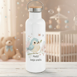 Termovka 'Pozitivni Opomnik' z motivom ptičke in napisom "Poišči svojo srečo" v otroški sobi z jaslicami in medvedkom. Termo bidon, idealen kot darilo za mamice, nosečnice ali darilo ob rojstvu.