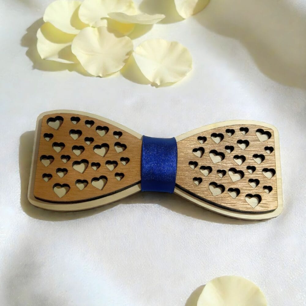 Leseni poročni metuljček z izrezanimi srci in modrim satenastim trakom, ročno izdelan dodatek 💍🌿